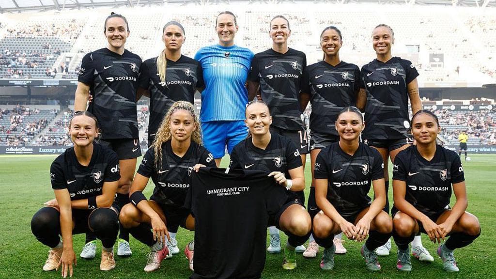 حمایت تیم فوتبال زنان آنجل سیتی از مهاجران در لس آنجلس