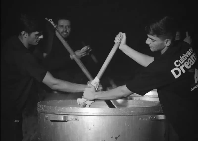 توزیع نذری توسط باشگاه آلومینیوم اراک در روز تاسوعا