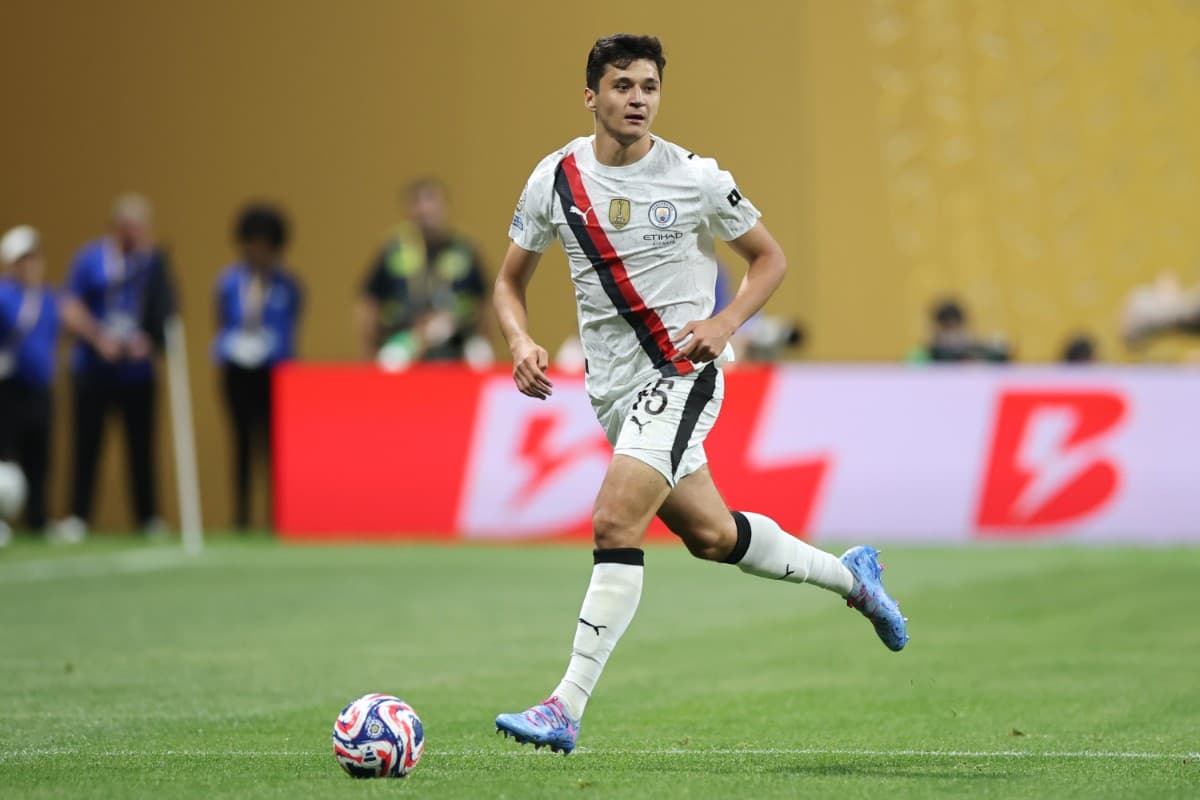 آیا منچسترسیتی راهحل مناسبی برای مشکل دفاع راست دارد؟