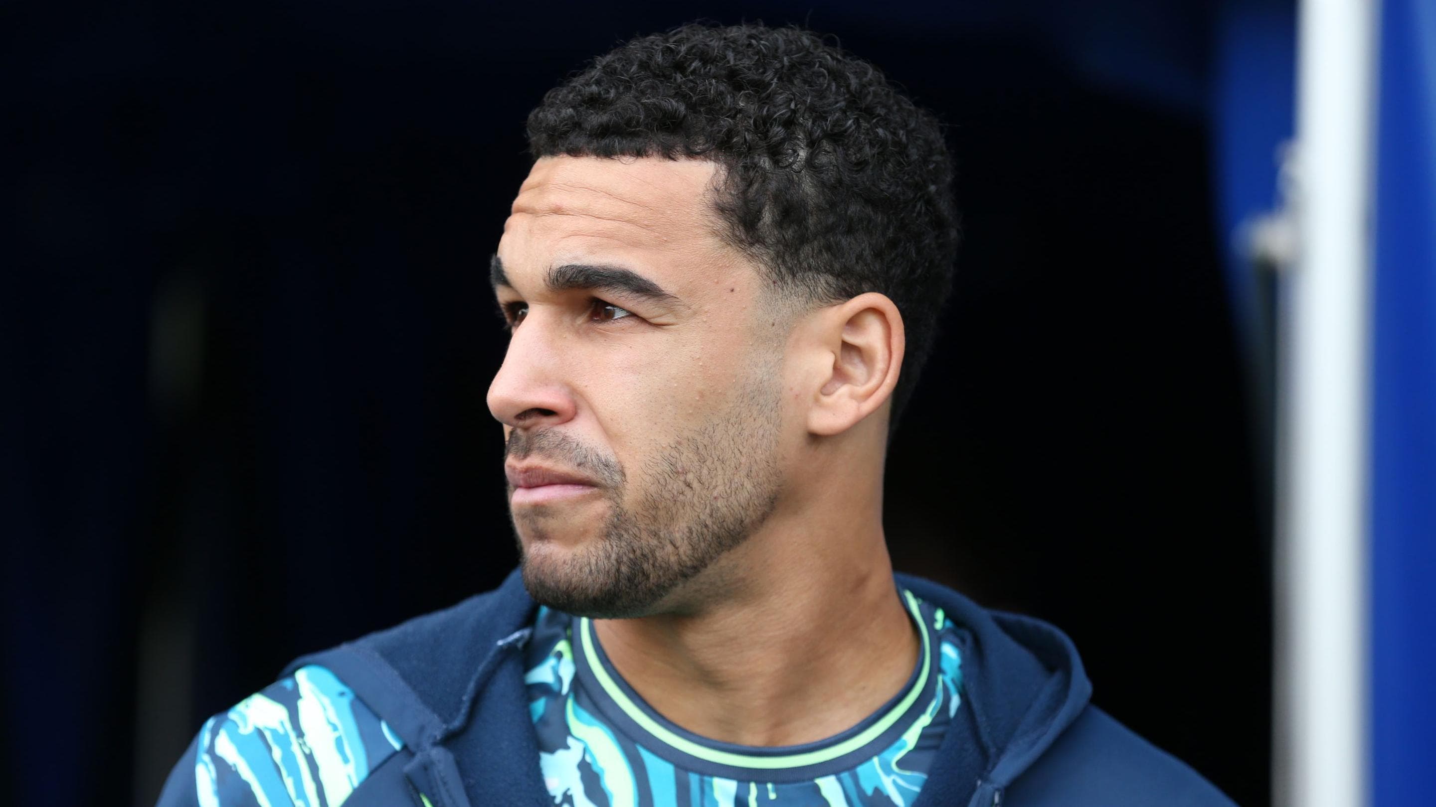 کاپیتان سوانزی، بن کابانگو، در میان نگرانیهای مصدومیت دفاعی